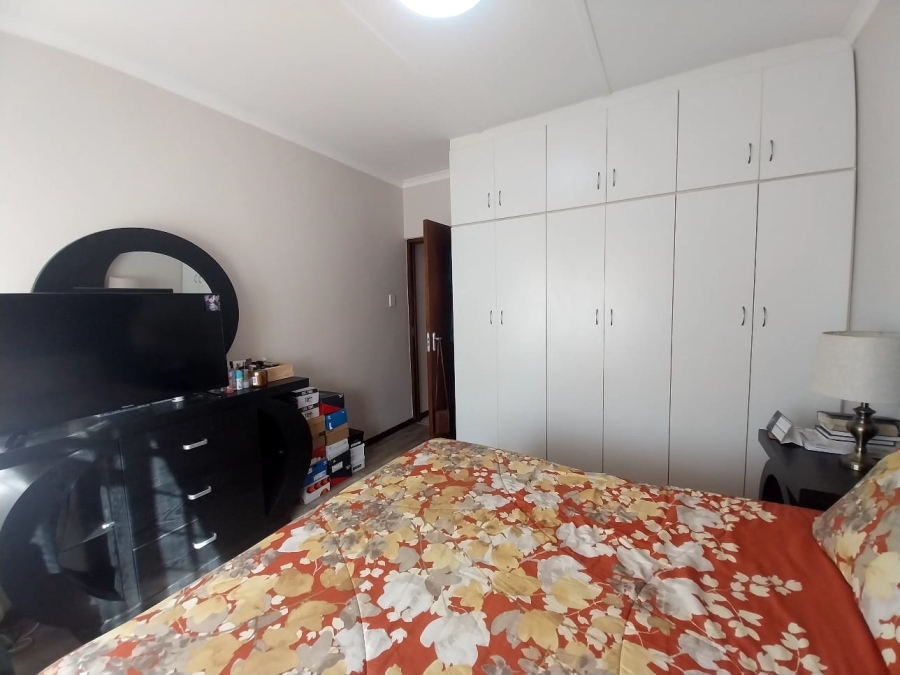 5 Bedroom Property for Sale in Rouxpark Western Cape